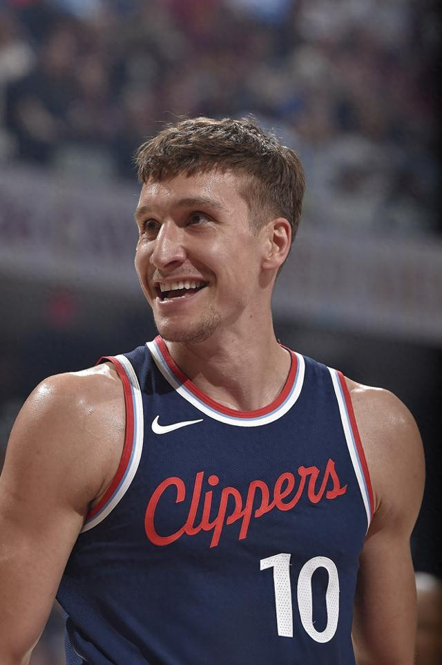 冲刺阶段那不勒斯单刀错失——NBA季后赛节点到来，媒体盛赞，更衣室氛围转暖 