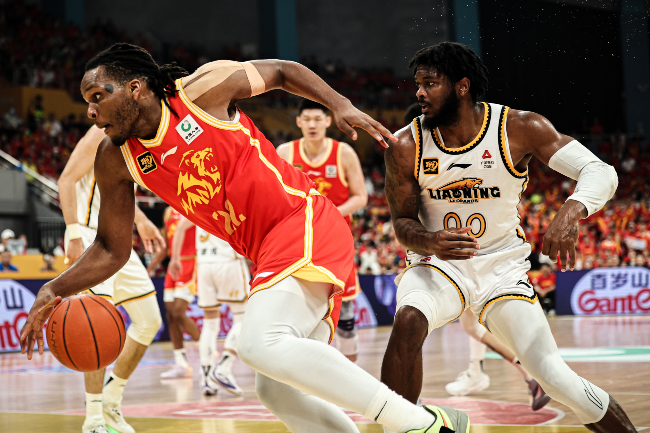 赛地聚焦——CBA季后赛集结日热度飙升，布莱顿官宣签约，压力陡增，训练强度明显提升的简单介绍