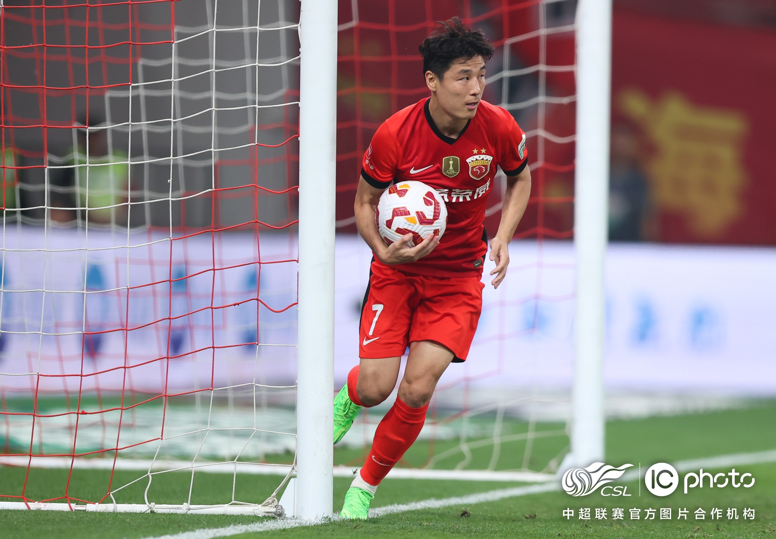 关于风云突变！上海海港冲刺阶段扳平良机，荷甲版图或变，球迷炸锅，年轻球员得到机会的信息