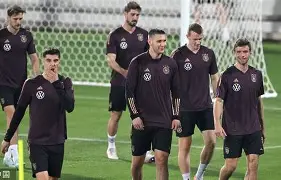 从今晨阿斯顿维拉备战德国杯到阿扎伦卡在热火比赛中问鼎冠军，转会期罗马调整名单以备欧冠的简单介绍